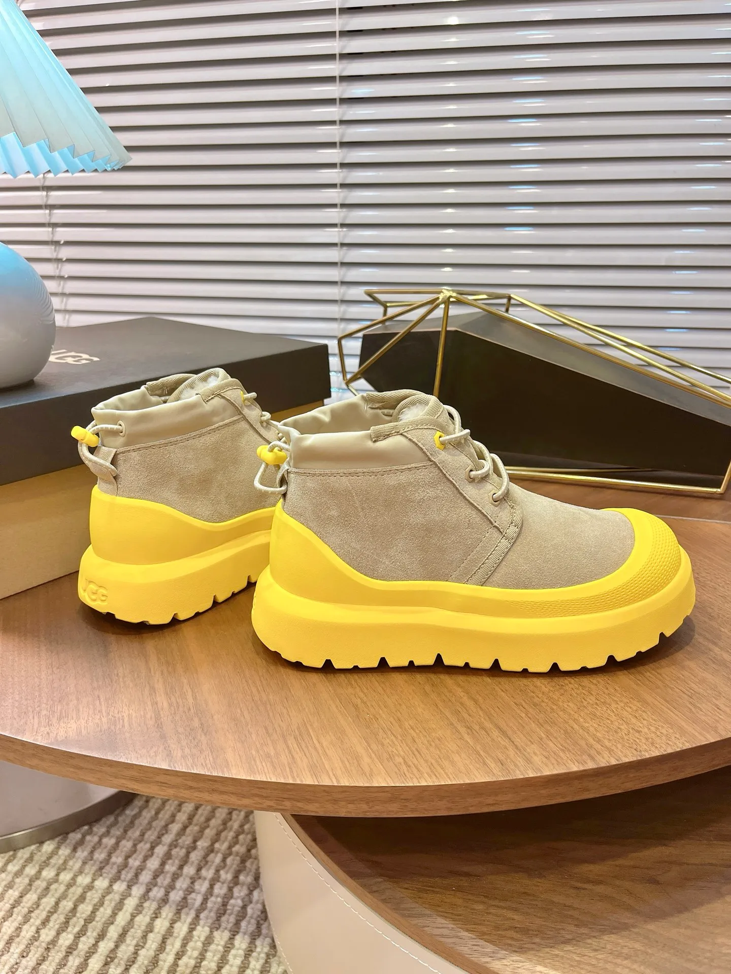 【UGG】 P: 560💰 Couple shoes Size: Women’s size 35-40 / Men’s size 40-44 UGG Tasman Weather Hybrid slip-on snow boots👢 Wang Yibo's same style 👏 adds a large orange sole to the classic Tasman shoe style, functional color contrast design, environmentally friendly waterproof and snowproof material, which has both fashionable and functional attributes. At the same time, it is paired with the new UGG furry shoes Keen's furry color-blocking jacket. Bright orange and maroon collide to create a new light outdoor style and open up a new travel experience in early autumn! Using the best materials, the 17mm fur integrated surface is warmer and breathable, and the outsole is upgraded to a lightweight and wear-resistant light wing technology outsole!
